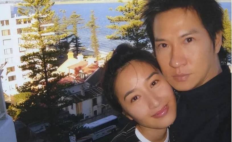 60岁张家辉和老婆在香港去餐馆吃饭，关咏荷素颜，面容苍老好多