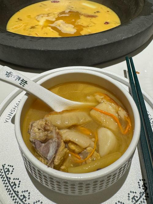 百年茶餐厅鸡汤煲吃出整张纸巾，久煮不烂！上海一家人怒了→