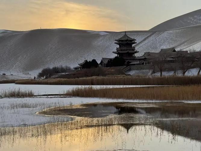 敦煌市鸣沙山月牙泉景区首场春雪引客来
