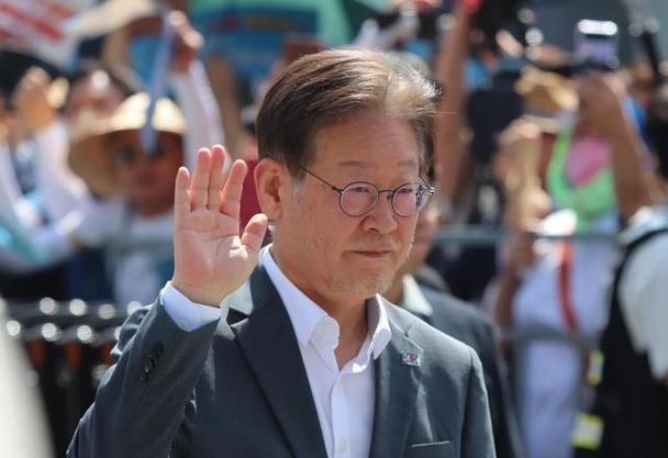 判决已作废，李在明离开法庭，临走前送出12个字，金建希走向末路