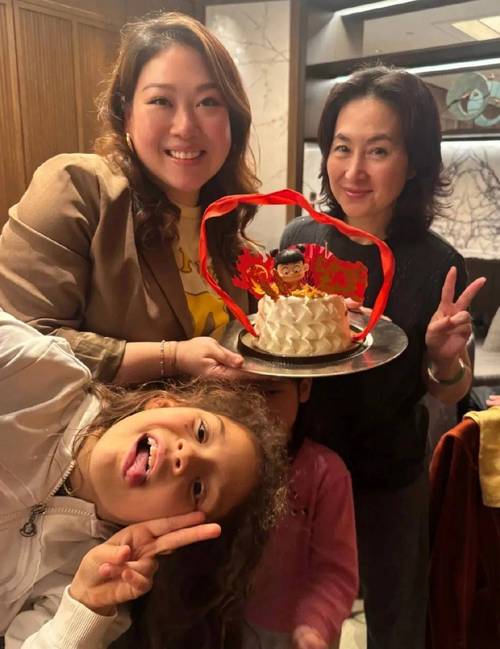 62岁何超琼为干女儿庆生，送了一个哪吒蛋糕，合照三代同堂站中间