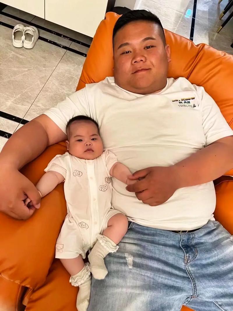 岳云鹏大女儿罕见露面，14岁颜值高很可爱，脸型和父亲一样漂亮