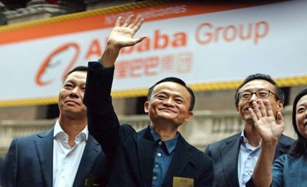 马云角落刷手机奶茶妹镶边 香港顶流夜红毯C位惊现无人区