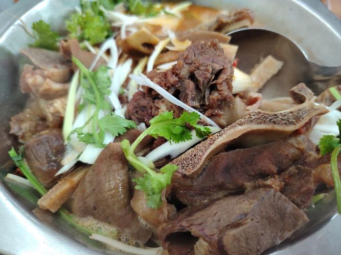 牛肉吃腻了，看看农村大叔做的这道牛硬货，只有吃过，才深有体会