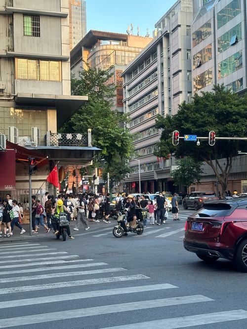广州街头现状，拍摄于2025年3月28日傍晚6点许，场面出人意料