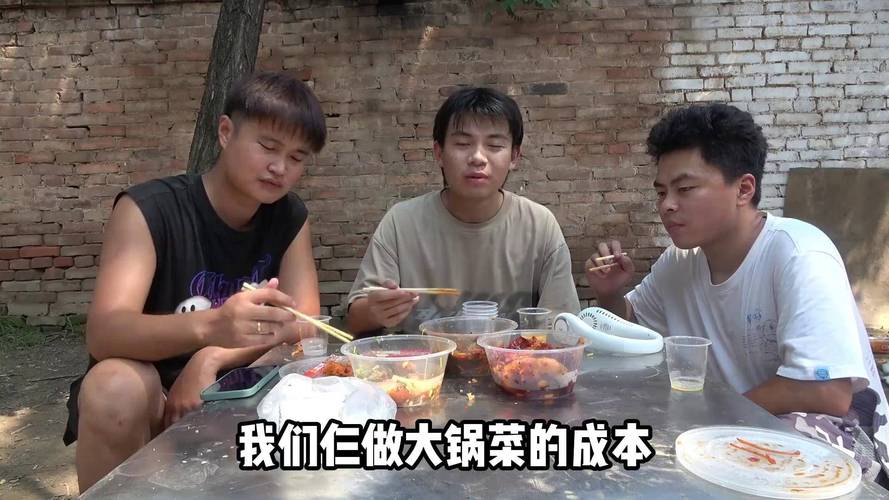 农村小伙家人中午小聚，姐夫准备拿手好菜，大骨头随便肯吃过瘾