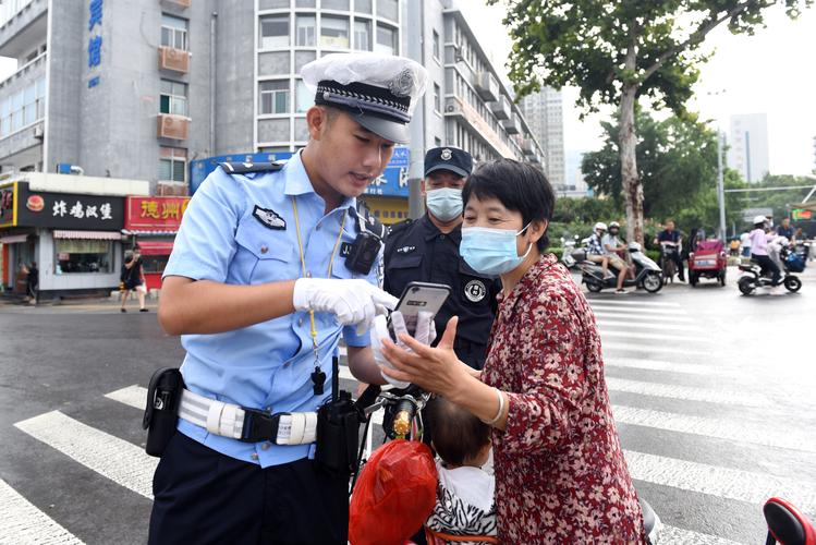 济南交警为生命接力