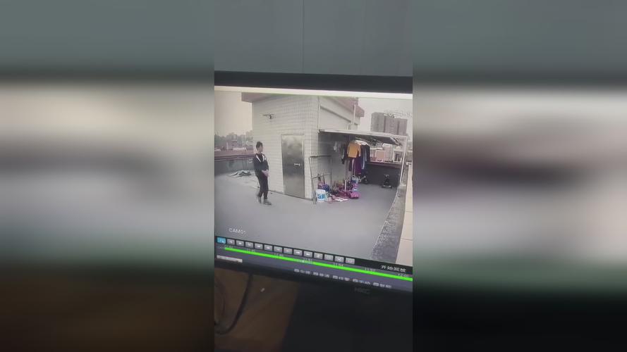 监控下可耻的一幕.注意看男子上楼经过二楼住户时.偷…恶心