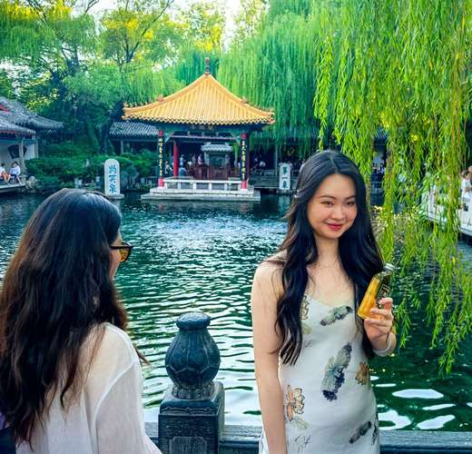 又是一年三月三，家人游览趵突泉。泉清柳绿花正好