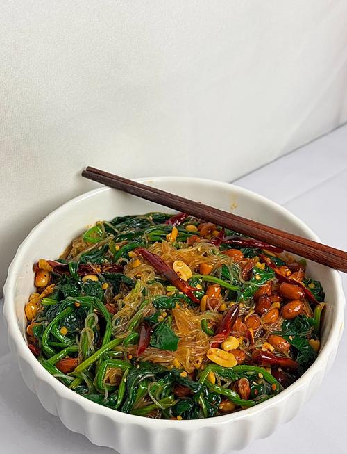 菠菜拌粉丝怎么做才好吃，教你大酒店做法，爽口解腻，比肉都抢手