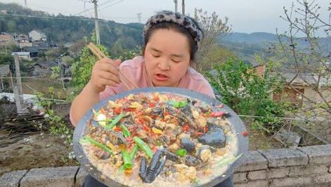苗大姐宰杀自养乌鸡，做正宗贵州辣子鸡，卡卡炫饭吃肉肉