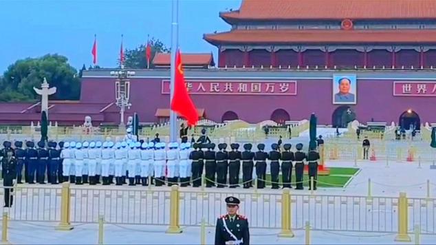 3月28日下午6点35分，北京天安门震撼降下国旗，场面令人激动落泪
