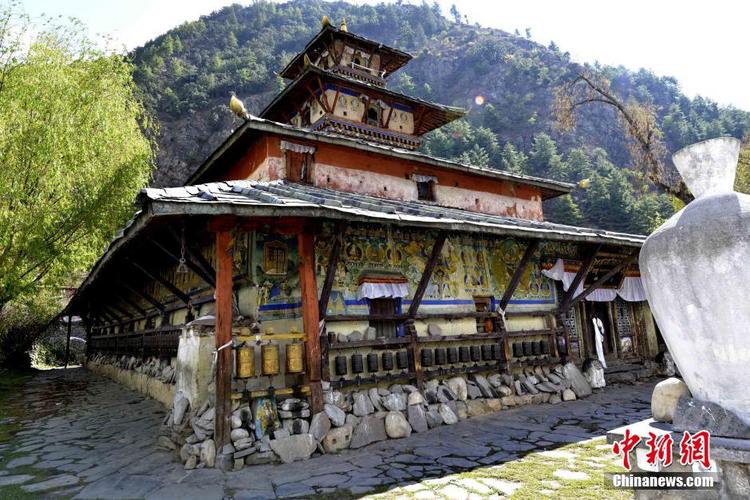 大山深处，发现千年悬空古寺，一尊铜佛像后竟然藏着一只女人的手