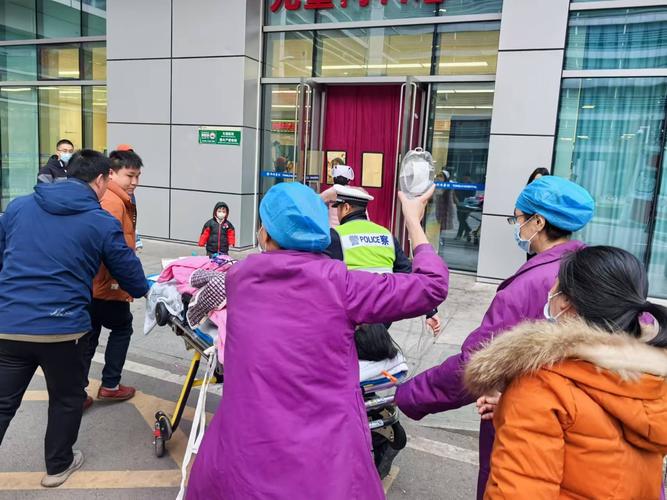 一女童颅内出血，需紧急救援，交警开路绿色通道护送到医院！