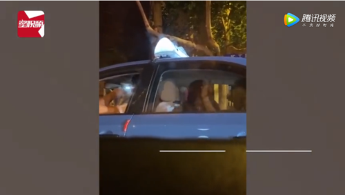 女子在车后座出来，竟然连路都不会走了，路人拍下全过程