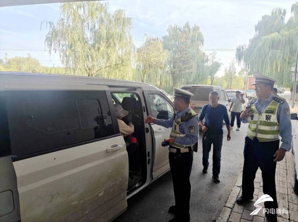 凌晨5点多，济南交警半小时内查获5辆超员面包车