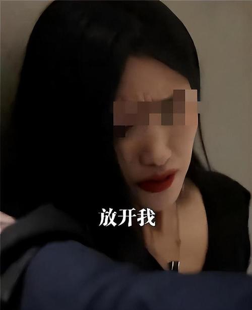美国美貌女教师涉性侵15岁男生被捕，丈夫目睹全程，短信证据曝光