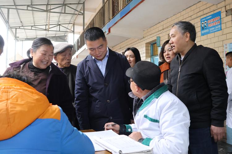 四川三台县中医院长卢文华被查 级别虽小但可恨 长相一表人才却腐败