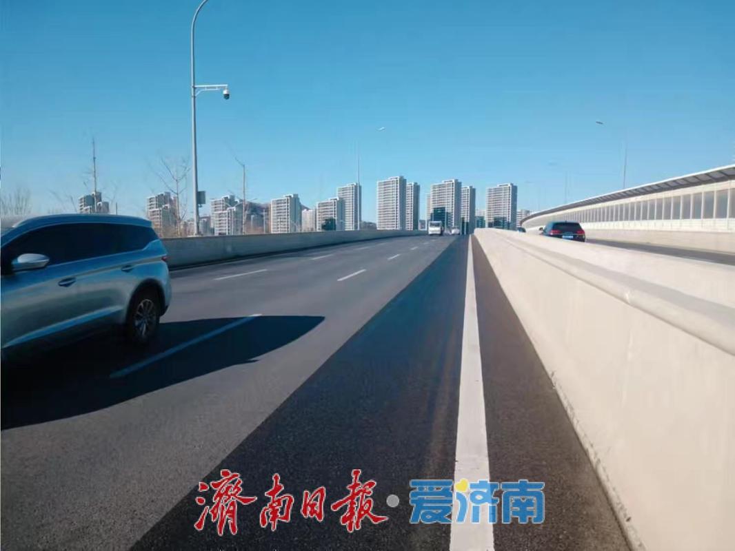济南市二环南快速路龙鼎立交匝道工程防尘不到位
