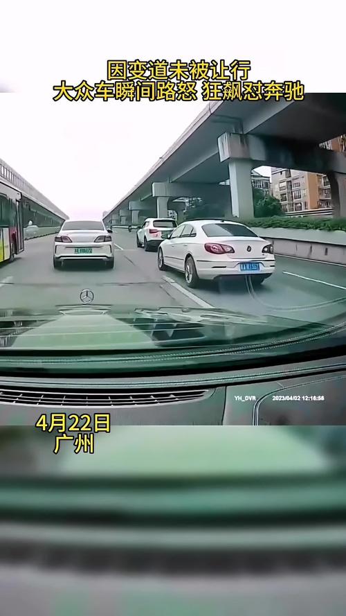 一气之下！奔驰女因未被让行，锁车走人堵死通道