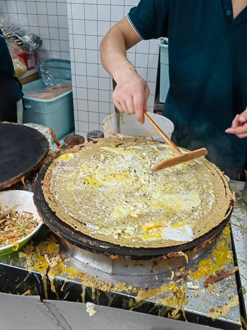 天津人爱吃自家楼下煎饼果子，老顾客开车30公里来吃，哪吸引人？