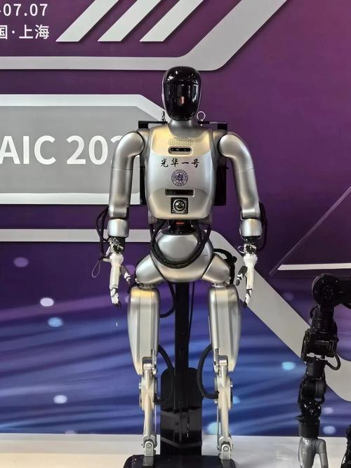 2025上海龙华庙会热闹开启 人形机器人添“科技范儿”