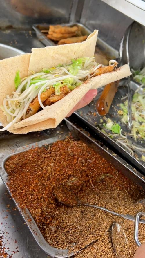 山东大姐卖天价肉饼，40一张2斤重，自称专利美食，豪言全国独有