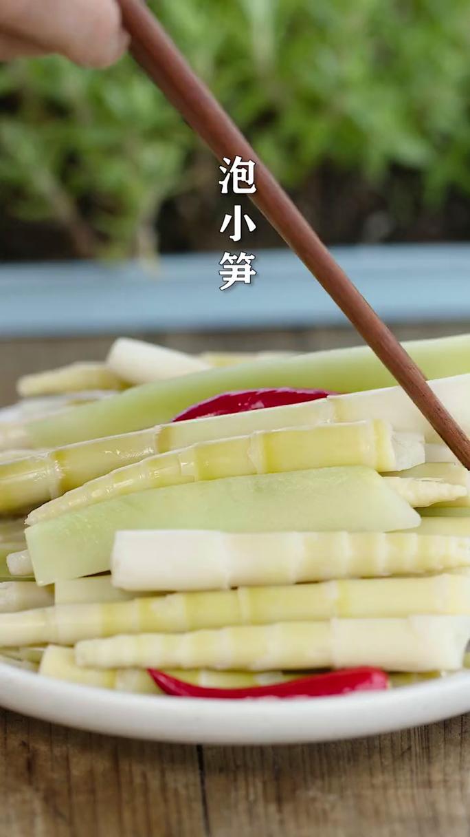 又到了挖春笋的解压时刻！今年的笋不多，幺妈先做一坛泡笋！