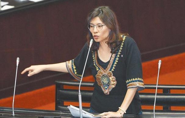 台湾名嘴郑丽文:两岸一旦开战，大陆会被拖垮一半，经济倒退30年