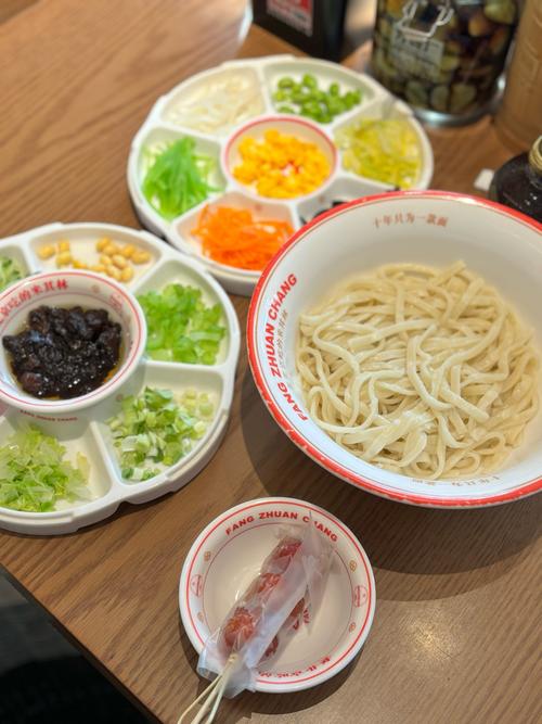 在北京前门吃了一碗6个配菜的炸酱面，这价格你能接受吗？