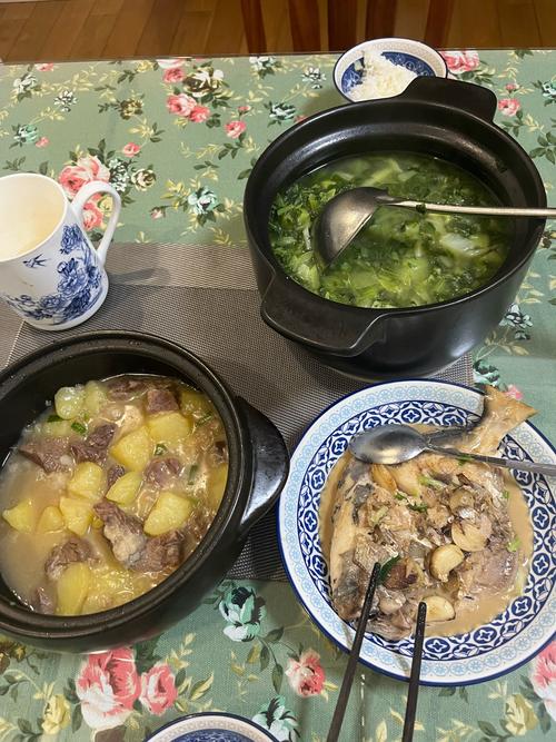 公婆搭建菜架子，儿媳做煲仔饭和杂粮饼，炒3个硬菜，煮鱼头汤吃