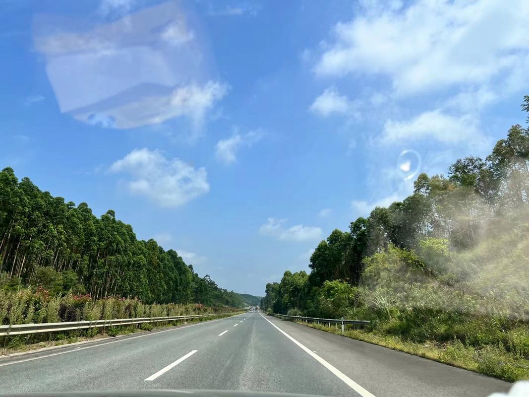 阳光明媚的公路上，轻松驾驶的美好时光