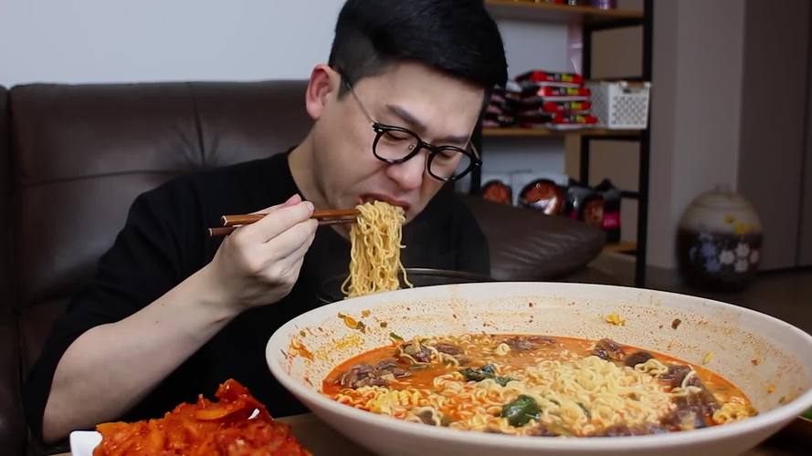 吃播，做酸辣的泡菜拌面，香烤大肠，声控吃播