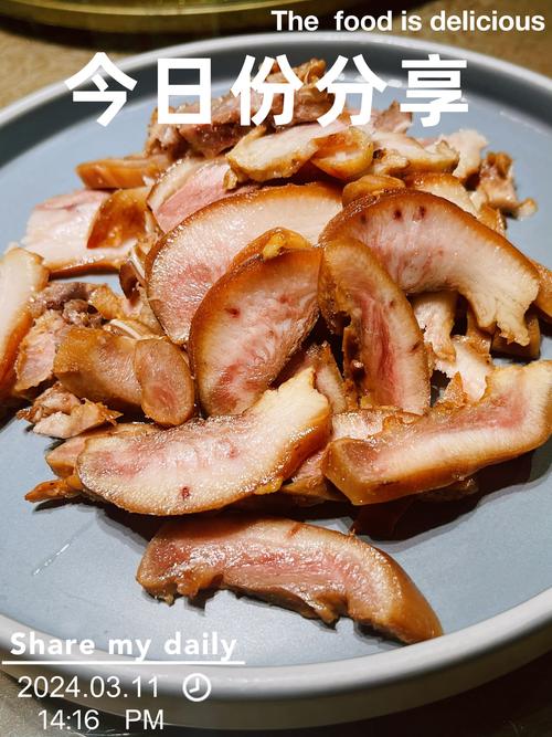 工头去饭店吃饭，两盘猪头肉加一盘酱牛肉，两斤白酒当水喝