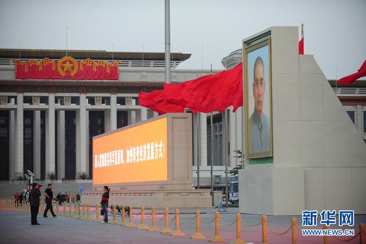 天安门悬挂崭新画像，主人公身份特殊，仅露脸一天就被撤下