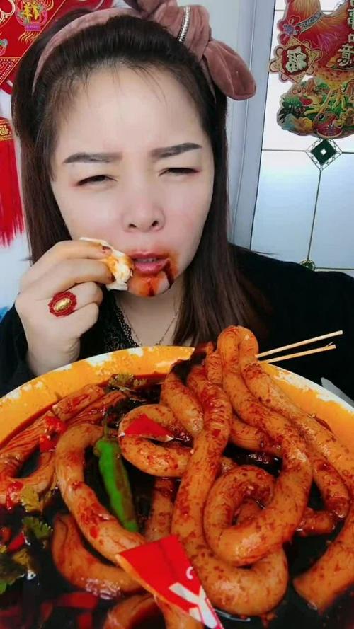吃播，加辣拌面加香辣烤鸡，辣到嘴巴都红肿了