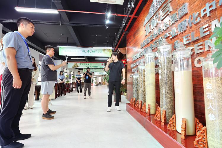 泾河新城茯茶镇迎来一群特殊的客人
