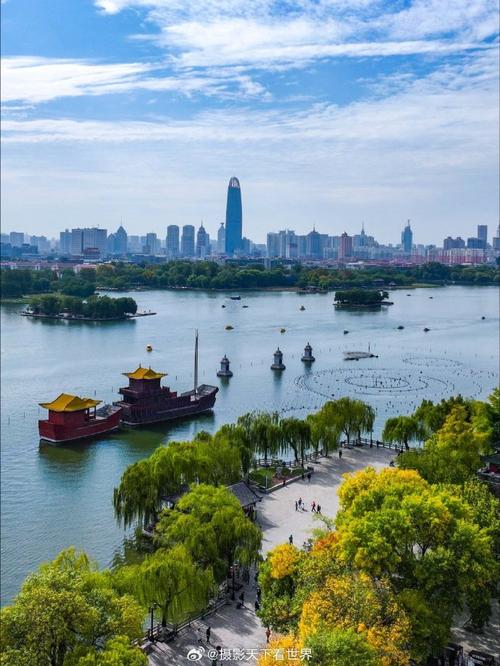 雨后的济南，天空很蓝，五一前后旅游好时节