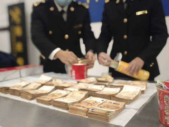 处民宅藏着上亿现金，10台验钞机，14小时才清缴完！