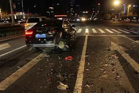 济南交警酒驾查处现场，一车辆闯卡将交警撞倒后逃离