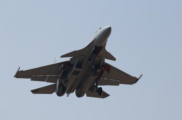 震撼画面！歼15超低空掠海突袭