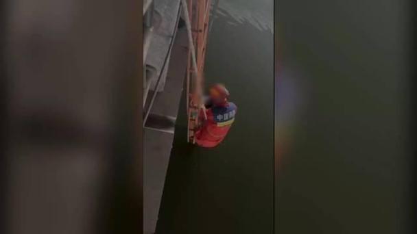 果然视频|女子不慎落水，消防员搭梯悬绳施救