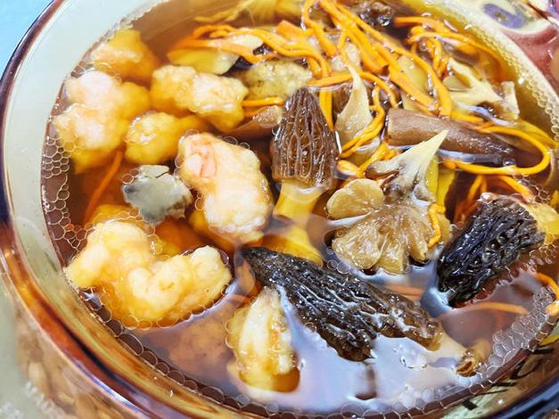 鲜美虾滑菌菇汤，一口鲜掉眉毛，快来尝鲜！