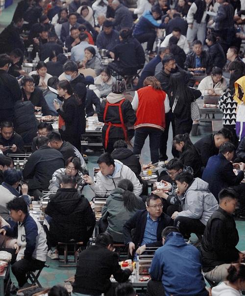 一小时狂销千串淄博烧烤燃爆展销会，食客排队争尝烟火气息