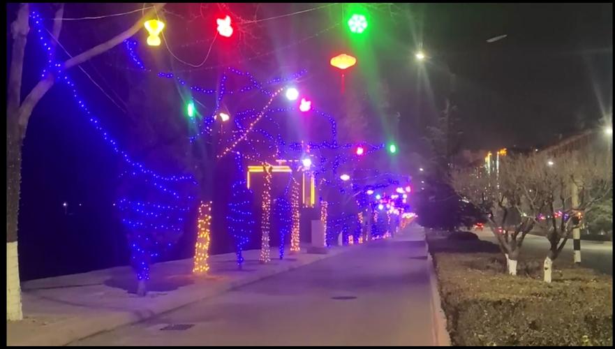 甘肃陇西文峰镇夜晚的建新广场，周末了更是热闹呢