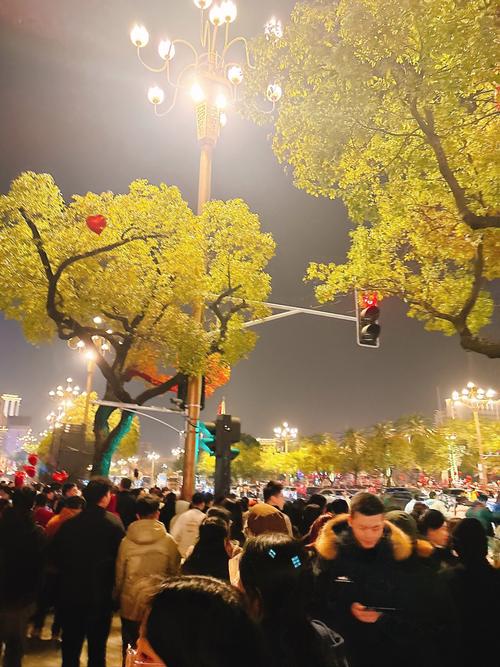 河北大名北峰镇夜幕下的繁华街市，灯火辉煌，人潮涌动