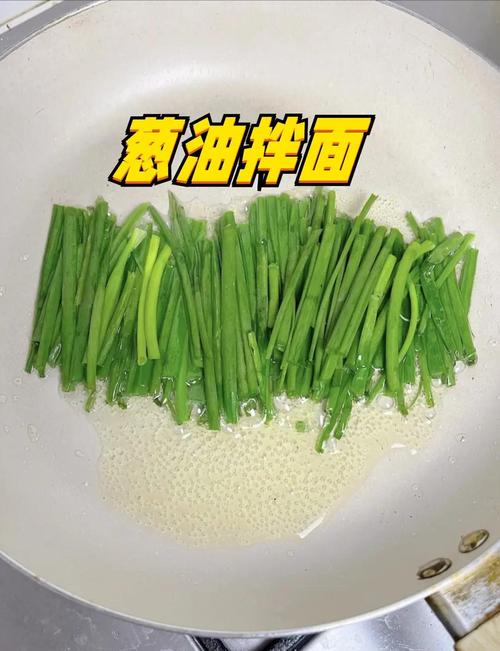送妈妈一盆花，再做个拿手的拌面，父母的快乐其实很简单