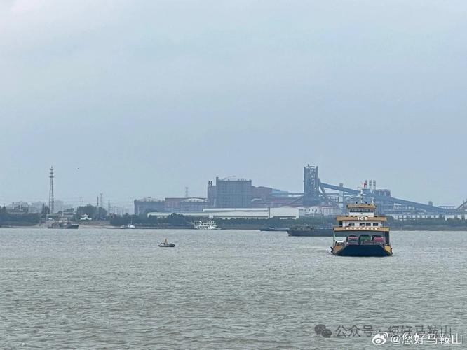 马和汽渡三船齐发，从长江马鞍山段远眺南京市区方向