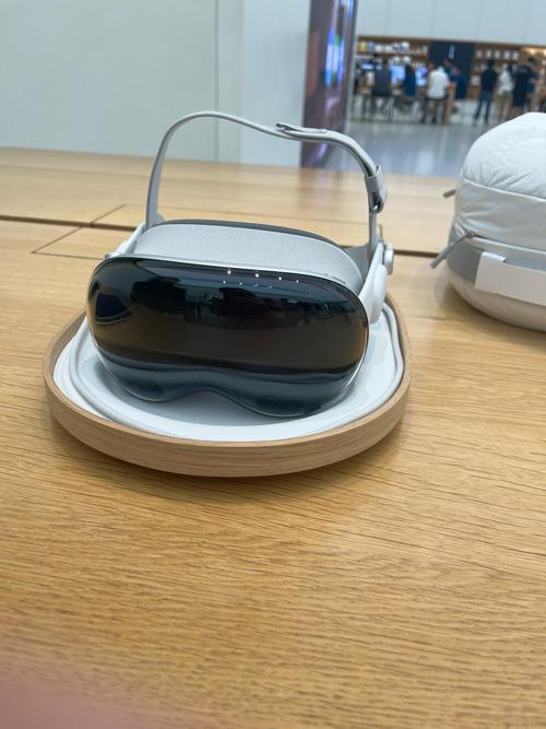 新款头显首次亮相，配备比 Apple Vision Pro 分辨率更高的 microOLED