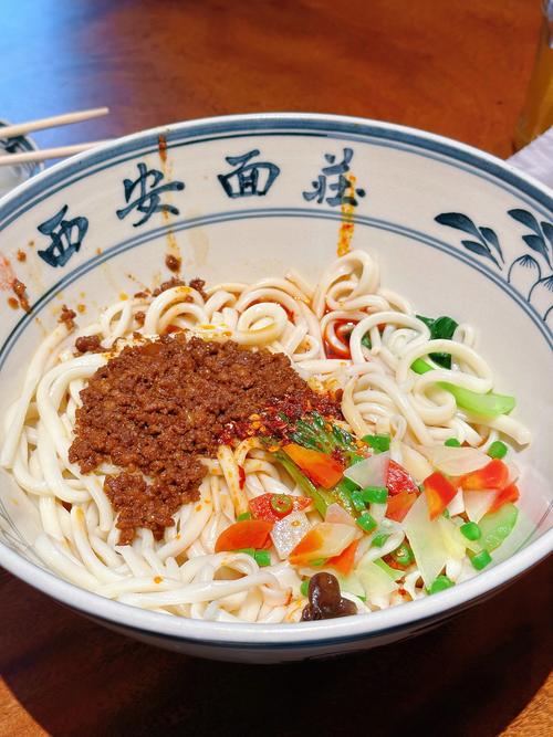 #吃遍陕西 一到饭点跟打仗一样，西安街头这一碗“韭菜肉丝面
